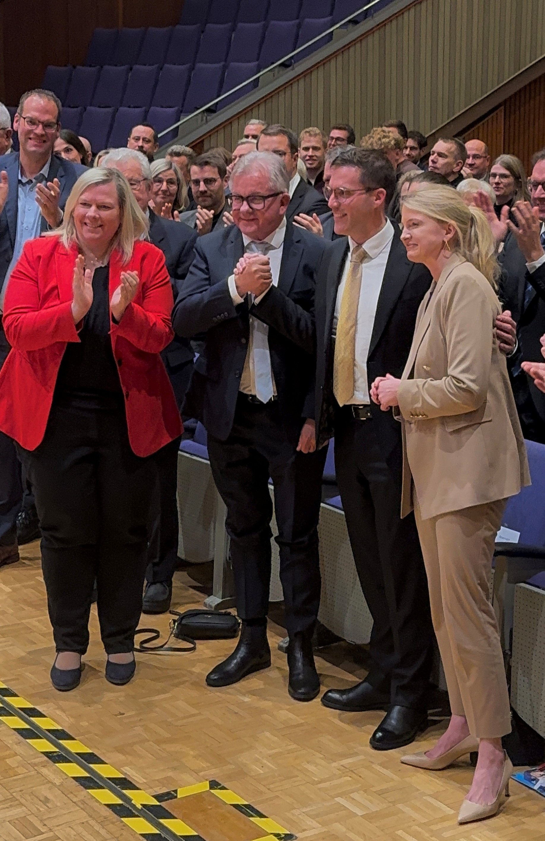 Gemeinsam wird angepackt: Manuel Hagel und Guido Wolf (2. und 3. v. r.) l�uten den Landtagswahlkampf ein. B�rgermeisterin Susanne Irion (rechts) und Kreisvorsitzende Dr. Maria-Lena Weiss (links) unterst�tzen.